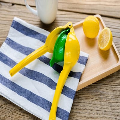 2-in-1 Citruspers handmatige metalen pers in Geel - Groen - Citroenpers, handpers voor citroenen en limoenen, gemakkelijk in gebruik, praktisch voor salades, limonade, cocktails en meer