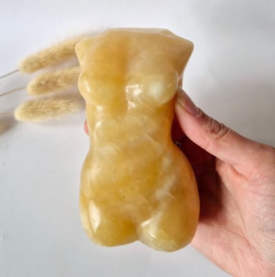 Honing Calciet vrouwenbeeldje 13-14cm – beschermende edelsteen buste