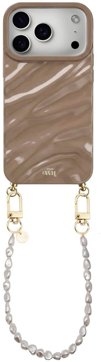 xoxo Wildhearts Glaze Cord Case Taupe - Geschikt voor iPhone 17 Pro Max - Pearlfection - Kort koord - Glimmend siliconen telefoonhoesje met plooien - Dream hoesje met koord - Parelketting - Telefoonkoord