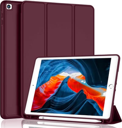 Hoes Geschikt voor Apple iPad 10.2 inch (9e/8e/7e) - Burgundy - Casemania Tri Fold Tablet Case - Smart Cover met Pencil Houder Uitsparing