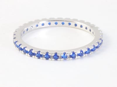 Fijne zilveren ring met blauwe saffier - maat 18