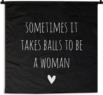 Wandkleed - Engelse quote Sometimes it takes balls to be a woman met een hartje zwarte achtergrond - 120x120 cm - Wandtapijt