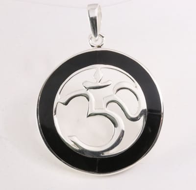 Ronde zilveren hanger met ohm teken en onyx