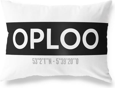Tuinkussen OPLOO - NOORD-BRABANT met coördinaten - Buitenkussen - Bootkussen - Weerbestendig - Jouw Plaats - Studio216 - Modern - Zwart-Wit - 50x30cm