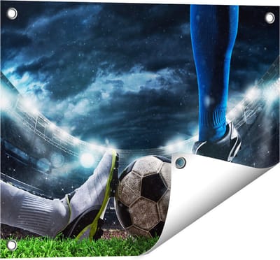 Gards Tuinposter Voetbal Sliding op de Bal in het Stadion - 50x40 cm - Tuindoek - Tuindecoratie - Wanddecoratie buiten - Tuinschilderij