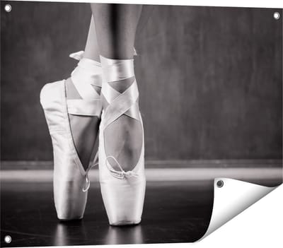 Gards Tuinposter Ballet Schoenen van een Ballerina - Zwart Wit - 80x60 cm - Tuindoek - Tuindecoratie - Wanddecoratie buiten - Tuinschilderij