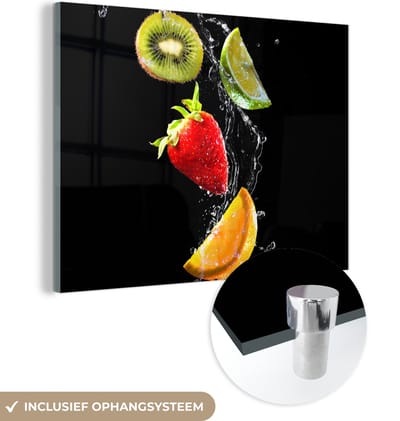 MuchoWow® Glasschilderij 160x120 cm - Schilderij acrylglas - Fruit - Water - Zwart - Stilleven Aardbei - Kiwi - Foto op glas - Schilderijen