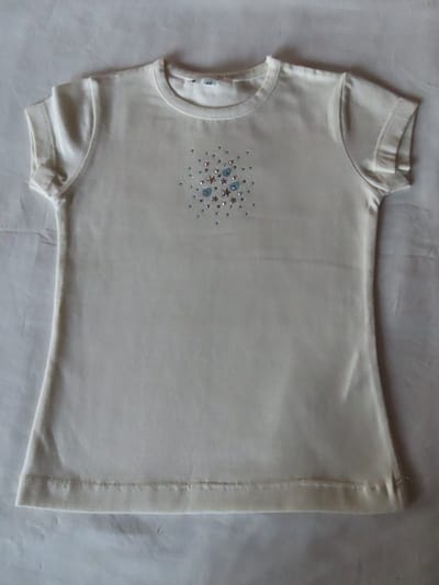 T shirt - Meisjes - Ecru - Klein detail , stipjes blauw en sterretjes grijst - 2 jaar 92