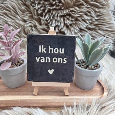 Robuust Wenstegeltje "Ik Hou van Ons" – Hip trendy tegeltje – 10x10 cm – Cadeau voor Partner, Valentijn of Jubileum – Stijlvol en Persoonlijk Woonaccessoire - Zomaar - Voor jezelf – Trendy nu – Decoratief Tegeltje met Standaard – Cadeau Idee
