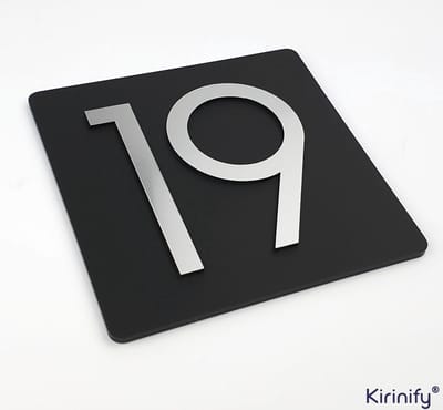 Kirinify - 3D Huisnummerbord 12x12cm zwart met RVS Look cijfers - Inclusief bevestiging - Kies je eigen huisnummer en lettertype
