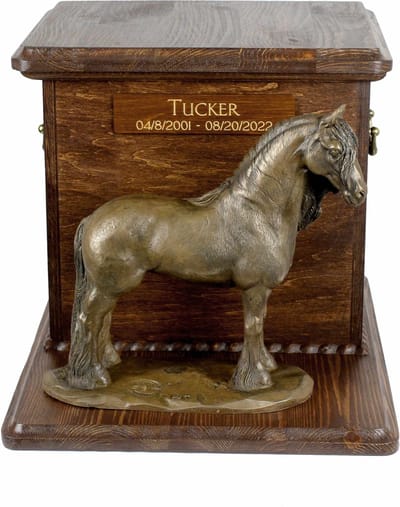 Urn voor paardenas met fries paard statuette en gepersonaliseerde gravure