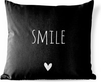 Sierkussen Buiten - Engelse quote "Smile" op een zwarte achtergrond - 60x60 cm - Weerbestendig