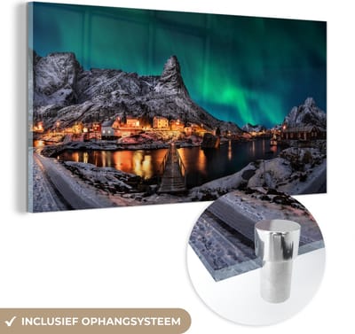 MuchoWow® Glasschilderij 120x60 cm - Schilderij acrylglas - Noorderlicht - IJsland - Sneeuw - Dorp - Groen - Bergen - Foto op glas - Schilderijen
