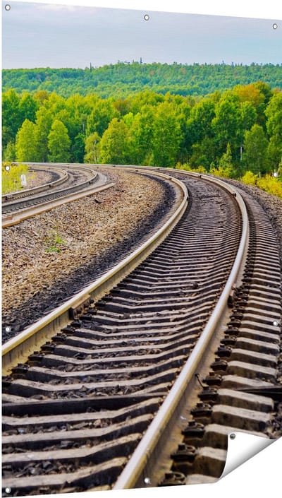 Gards Tuinposter Rails Spoorwegen in een Bocht - 100x150 cm - Tuindoek - Tuindecoratie - Wanddecoratie buiten - Tuinschilderij