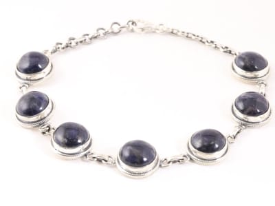 Bewerkte zilveren armband met sodaliet