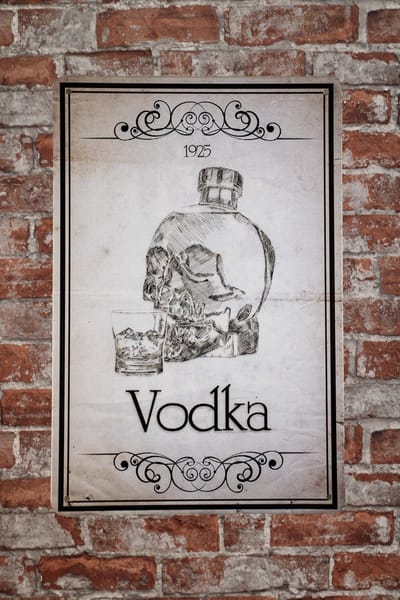 Wandbord - Vodka 1925 - Wandborden - Metalen wandbord - Mancave - Vodka - wandbord metaal - Mancave decoratie - Metal sign - Tekstbord - Decoratie - Drank - 20 x 30cm - UV bestendig - Metalen borden - Bar decoratie - Cave & Garden