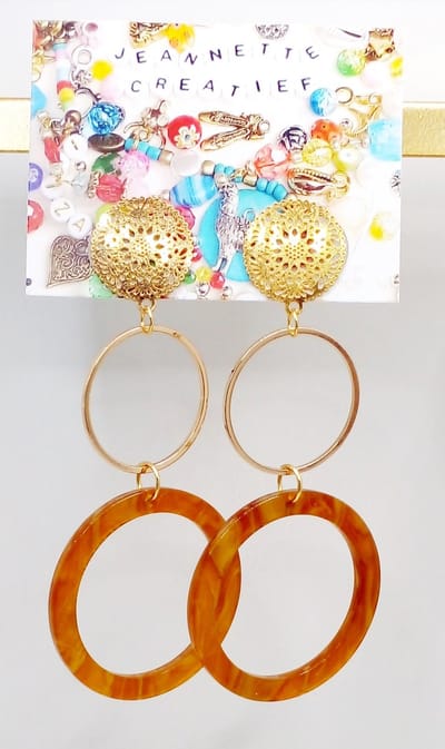 Jeannette-Creatief® - Resin - Loopings Caramel - Dames Oorbellen - Oorbellen Dames - Oorbellen Caramel - Oorbellen met goudkleurige ringen - RVS gouden filigraan oorknoppen
