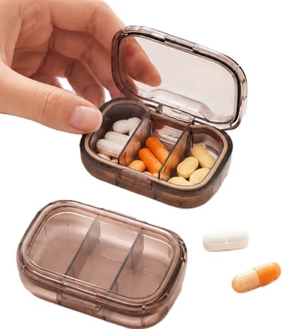 2 Stuks Pillendoosje Medicijnen – Compact Mini Medicijndoosje met 3 Vakken – Draagbare Pill Organizer voor Reizen, Werk & Dagelijks Gebruik – Transparant Bruin