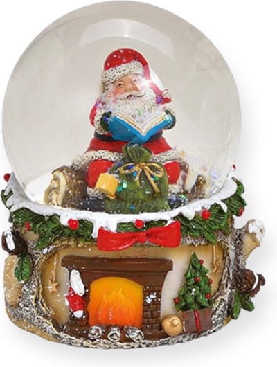Sneeuwbol met lezende kerstman bij haardvuur – 9 cm hoog – kerstdecoratie