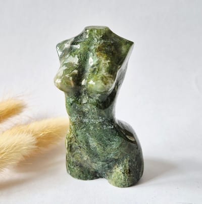 Mosagaat vrouwenbeeldje 8 cm (#27) – handgeslepen edelsteen carving
