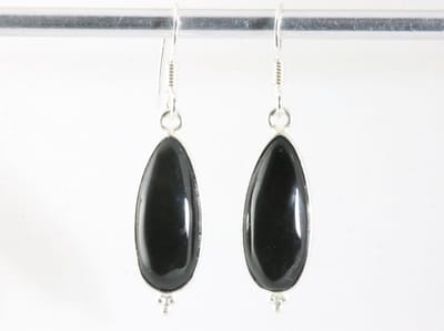 Druppelvormige zilveren oorbellen met onyx