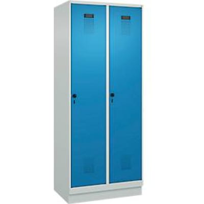 C+P Evolo Plus garderobekast, 2 vakken, 400 mm vakbreedte, met plint, rechts scharnierend, B 800 x D 500 x H 1950 mm, draaigrendel, lichtgrijs/lichtblauw