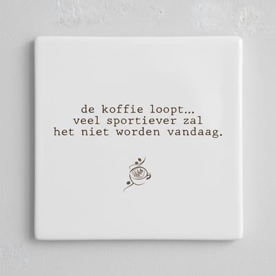 De Koffie Loopt… – Grappige Koffie Quote Keramische Tegel 15 × 15 cm | Humoristische Keuken Woondecoratie Cadeau