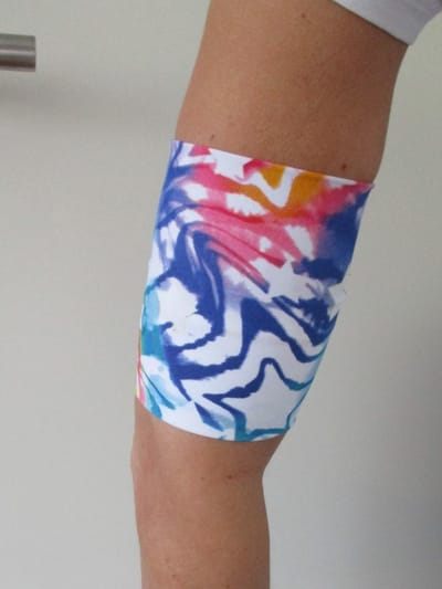 lycra sensorband / armbandmet sterrenmotief van 25/26 cm ter bescherming van de Omnipod of sensor ivm diabetes, geschikt om mee te zwemmen. Beschermt de sensor zoals de freestyle libre of de omnipod