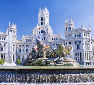 De beroemde fontein van Cibeles op een zomerdag in Madrid - Fotobehang (in banen) - 250 x 260 cm