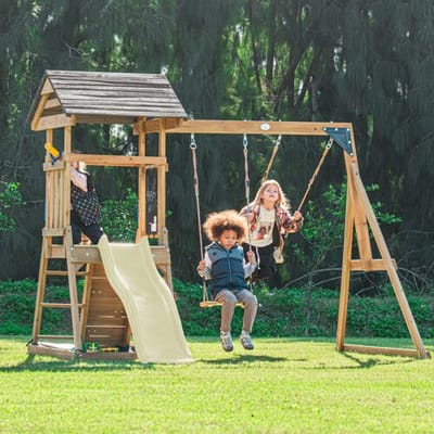 AXI Mia Speeltoestel met Dubbele Schommel Bruin – Crème Glijbaan – Zandbak en Klimwand – Telescoop - FSC hout - Speelhuis op palen voor de tuin