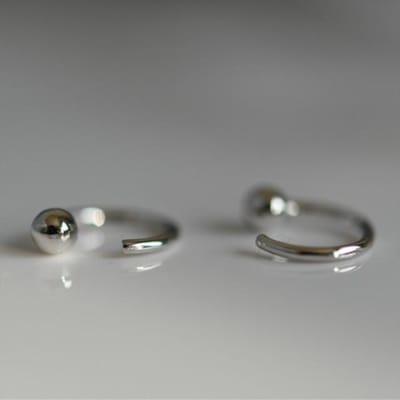 Minimalistische Huggie Hoop Oorbellen met Bal en Draad in Sterling Zilver of 14K Goud, Open Hoop Oorbellen om Door te Rijgen gray