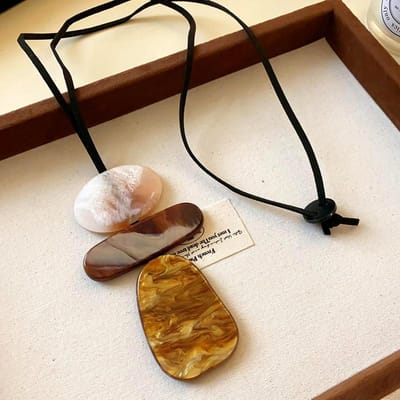 Eenvoudige Geometrische Hars Gevormde Leren Touw Ketting Herfst en Winter Retro Premium Trui Ketting beige
