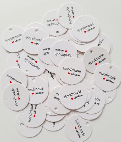 Kaartjes met tekst - handmade with love - labels - 50 stuks - kleine kaartjes - doorsnede 3 cm -