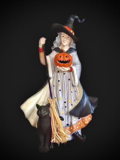 Heks met zwarte kat en bezem LED 32 cm hoog - Halloween - Griezel - Herfstcollectie - Herfstdecoratie - interieurdecoratie - accessoire - voor binnen - gift - geschenk - cadeau verjaardag