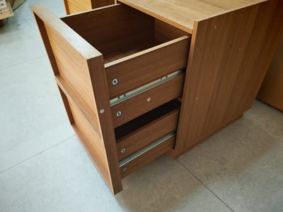 REDOM - Nachtkastje - Greeploze laden - 2 gesloten laden - Moderne minimalistische stijl - Slaapkamer - MDF en spaanplaat - Eikenkleur - 38 x 48 x 55 cm