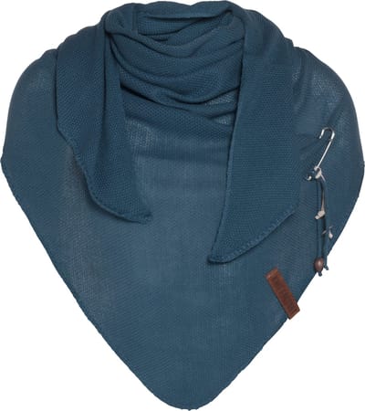 Knit Factory Lola Gebreide Omslagdoek - Driehoek Sjaal Dames - Katoenen sjaal - Luchtige Sjaal voor de lente, zomer en herfst - Stola - Petrol - 190x85 cm - Inclusief sierspeld