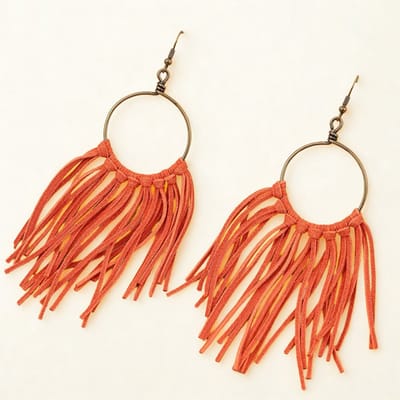 Bohemian Oorhangers met natuurlijk oranje gekleurde lederen kwasten - The Jewellery Salon - Bohemian - Handgemaakt - Boho ibiza stijl - Statement damesoorbellen