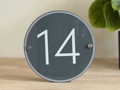 Huisnummerbord / huisnummer strak | cirkel | rond | grijs | 20cm | RVS afstandhouders