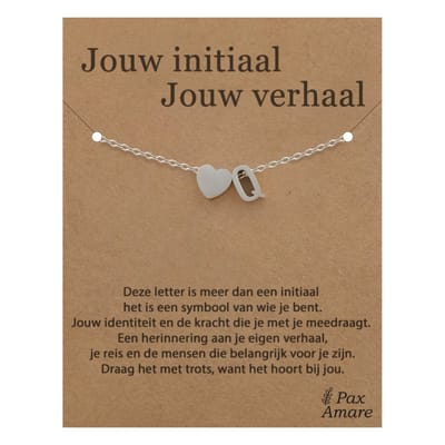 Letter Q Armband op Cadeau Kaartje - Jouw initiaal, jouw verhaal - 15,5cm + 5,5cm verstelbaar Zilverkleurig Stainless Steel - Initiaal & Hartje Hanger - Pax Amare