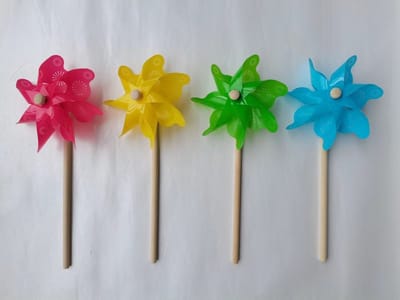 Set van 4 windmolens - kunststof+houten steker "met motief"- meerkleurig - dia 17 cm x hoogte 48 cm - Tuinaccessoires - tuinstekers