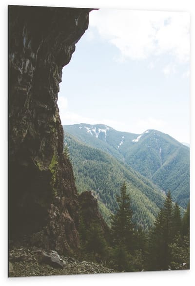 Dibond - Uitzicht op Bergen Begroeit met Bomen - 80x120cm Foto op Aluminium (Met Ophangsysteem)