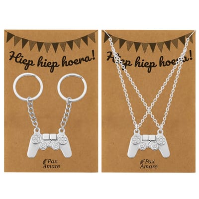 BFF Ketting + Sleutelhanger voor 2 'Hiep Hiep Hoera' - Controller - Bundel op Cadeau Kaartjes - Zilverkleurig - Verjaardags Hanger - Pax Amare