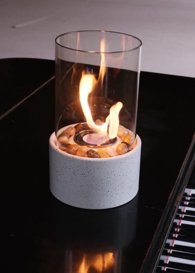 Luxe Ronde Tafelhaard met Gekleurde Natuurstenen - Witte Sfeerhaard - Bio Ethanol, Metaal en Glas - Geschikt voor Binnen en Buiten - Perfect Kerstcadeau