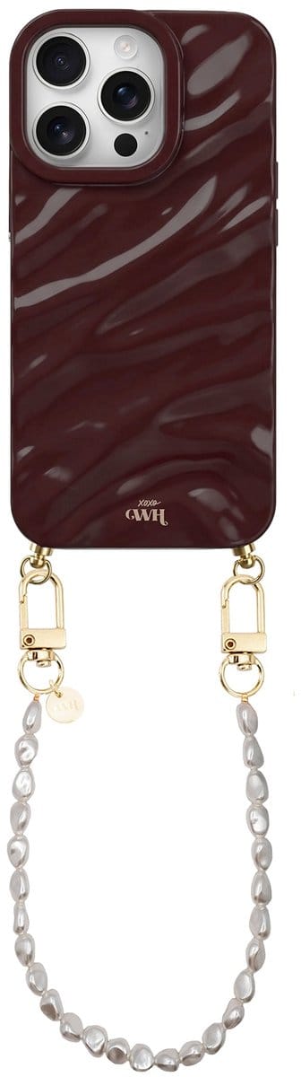 xoxo Wildhearts Glaze Cord Case Burgundy - Geschikt voor iPhone 16 Pro Max - Pearlfection - Kort koord - Glimmend siliconen telefoonhoesje met plooien - Dream hoesje met koord - Parelketting - Telefoonkoord