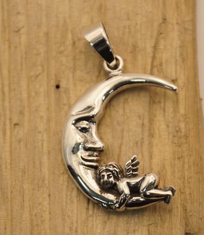 Sterling zilveren hanger cupido op de maan - 925 zilver hangertje van cupido - zilveren hanger maan met cupido - pendant angel silver - leuke sterling zilver hanger voor geliefde - mooie hanger van 925 zilver voor je vrouw of man