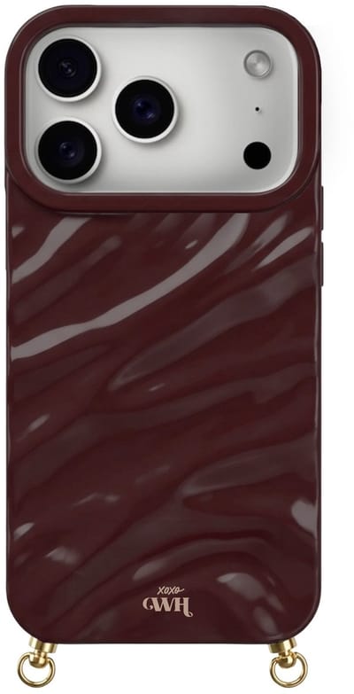 xoxo Wildhearts Glaze Cord Case Burgundy telefoonhoesje - geschikt voor iPhone 17 Pro - Dream hoesje geschikt voor telefoonkoord - Glimmende silicone case met plooien - Vlekbestendig hoesje met haakjes - Bordeauxrood / Rood