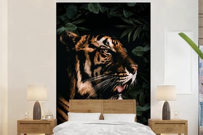 Behang - Fotobehang Tijger - Brullen - Planten - Breedte 200 cm x hoogte 300 cm