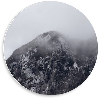 Forex Wandcirkel - Berg met Mist (zwart/wit) - 50x50cm Foto op Wandcirkel (met ophangsysteem)