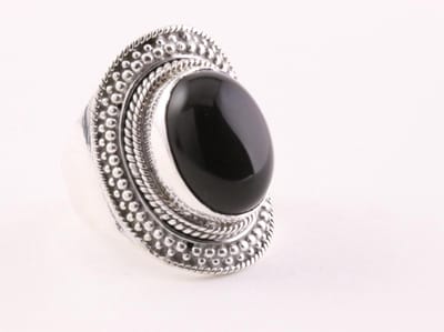 Bewerkte zilveren ring met onyx - maat 18.5