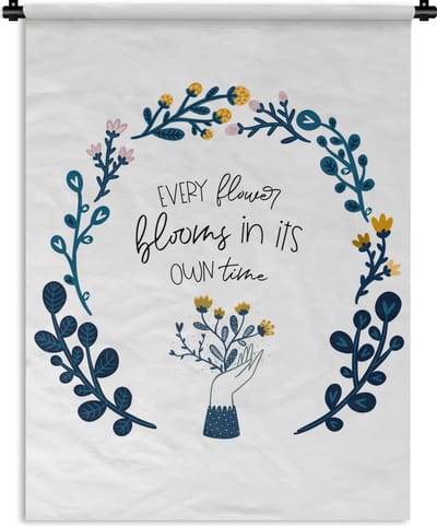 Wandkleed - Wanddoek - Spreuken - Quotes - Every flower blooms in its own time - 90x120 cm - Wandtapijt